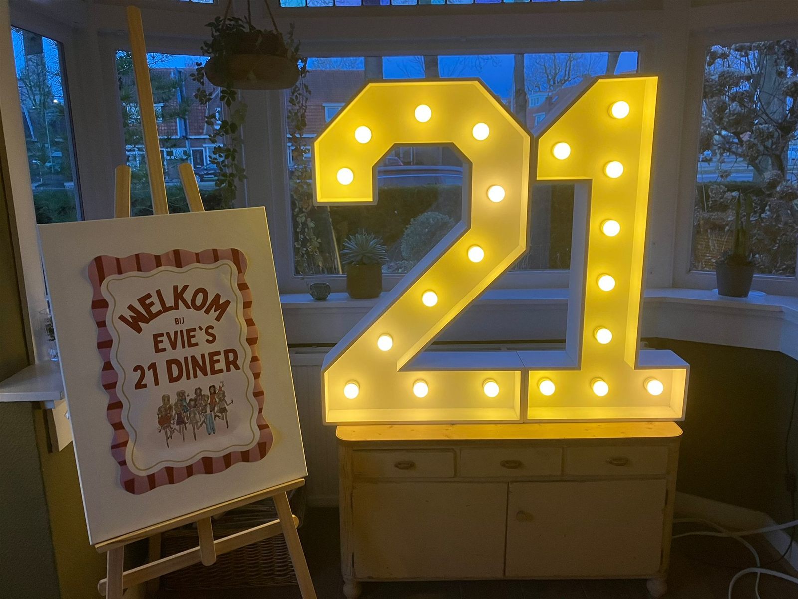 Lichtcijfer 21 binnen bij Evie's 21-diner